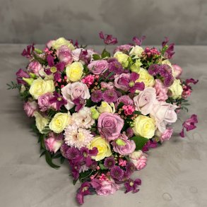 Lukket blomsterhjerte i lyse nuancer