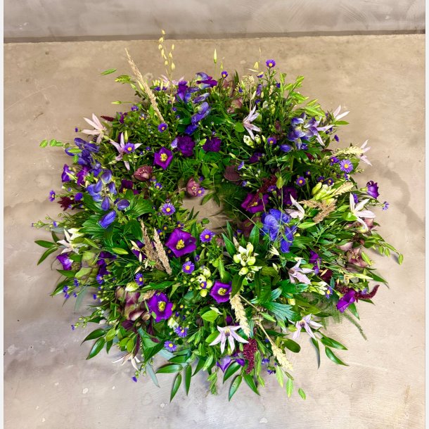 �rstidens rundpyntede krans 