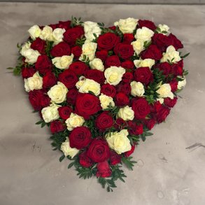 Et sidste farvel med roser i hjerteform