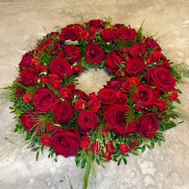 En krans med smukke roser 